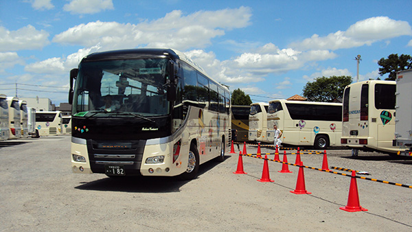 大型観光バスでの縦列駐車訓練